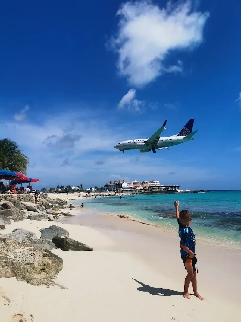 Landing planes observation beach