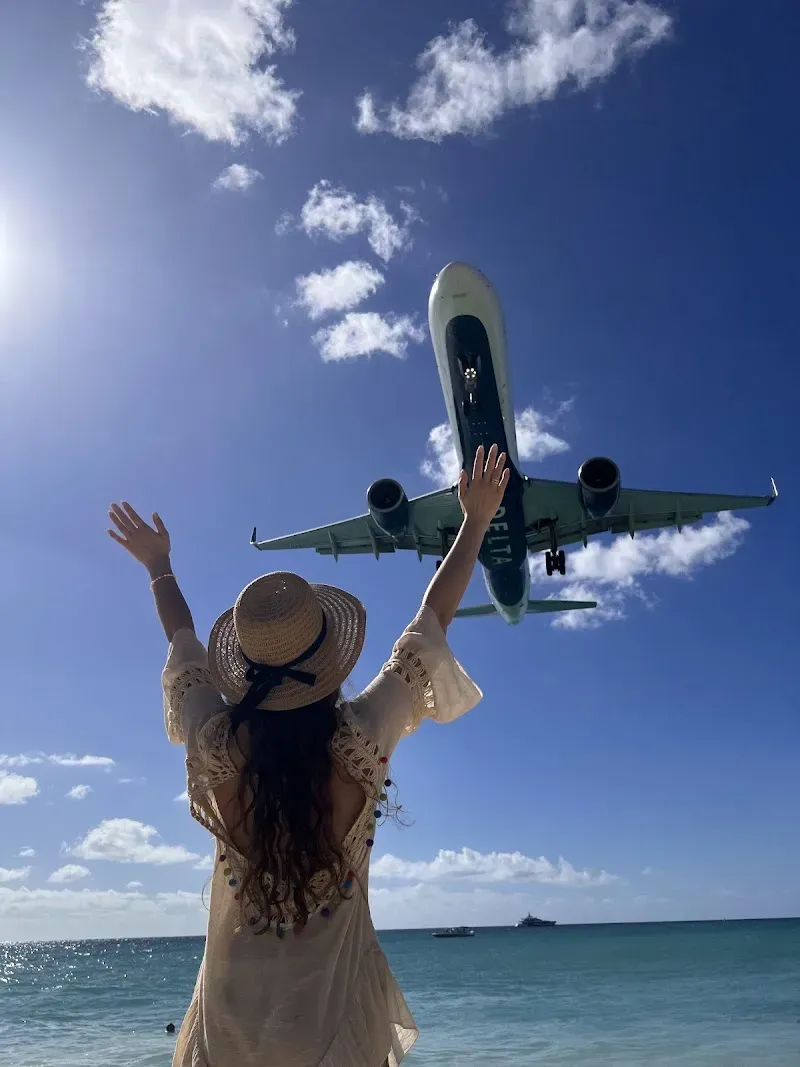 Landing planes observation beach