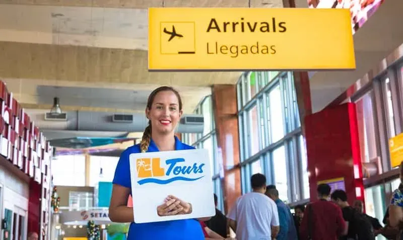 Reina Beatrix Airport: Shared Round-trip Transfer