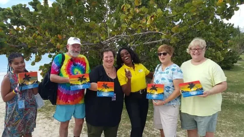 Sirotez et peignez en déjeunant au Tiki Beach Bar de Ffryes.