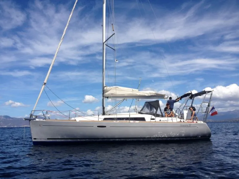 Boat rental - Bénéteau Oceanis 37 (Sailboat)