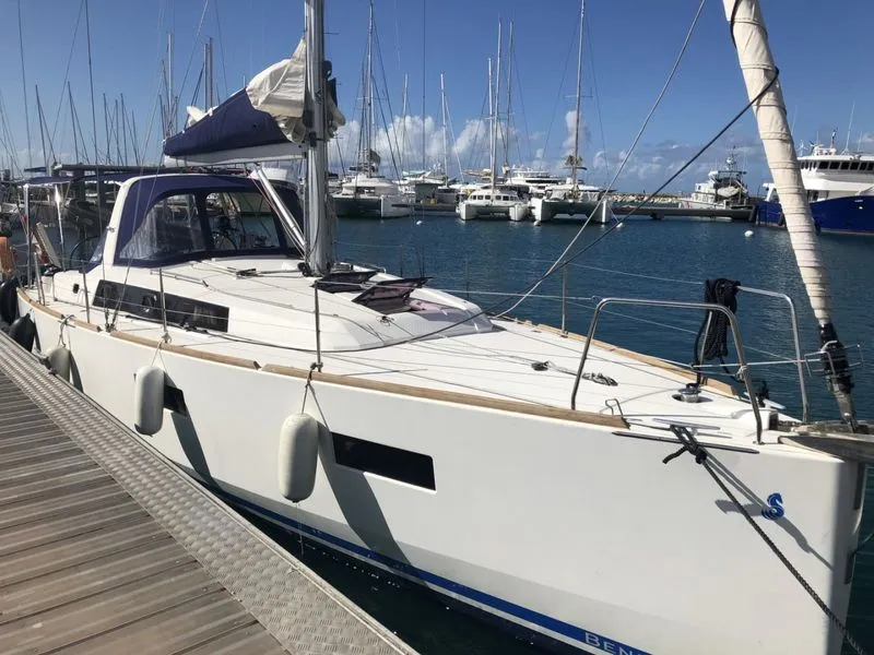 Boat rental - Bénéteau Oceanis 38 Weekender (Sailboat)