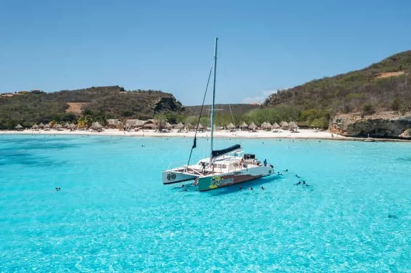 Curaçao: West Coast Boat Trip with Beaches, BBQ and Blue Cave - experience in Curaçao