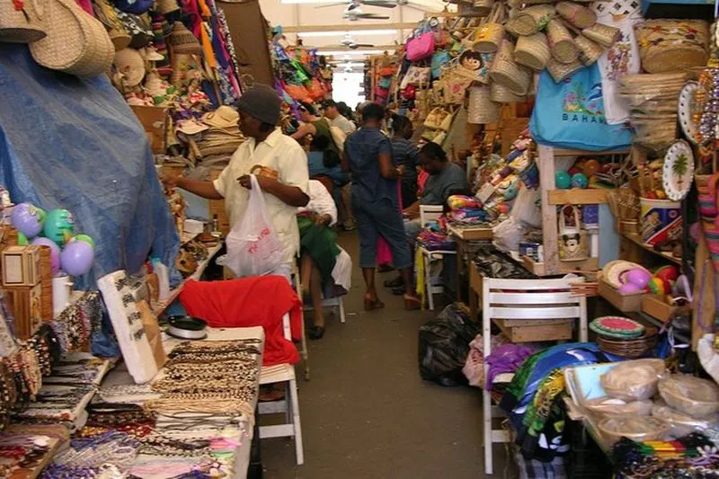 Food Tour in Nassau. Discover Bahamian cuisine on this food tour of Nassau lasting approximately 3 hours. This activity takes place in small groups of about 12 people, which optimizes the experience. You will taste typical dishes and drinks of the Caribbean city in 5 different locations. You will also be accompanied by a local guide, an expert in local gastronomy, who will let you taste the best bites. Among the delicacies you will taste are conch fritters, macaroni and cheese, and typical rum-based cocktails. You will also benefit from exclusive coupons. Take a walking tour of Nassau with a professional guide on this culinary excursion. Immerse yourself in the Caribbean cuisine of Nassau and taste dishes such as conch fritters, macaroni and cheese, and artisanal rum cocktails. Your guide will accompany you to taste food and drinks in up to 5 locations, and you will also receive exclusive coupons.