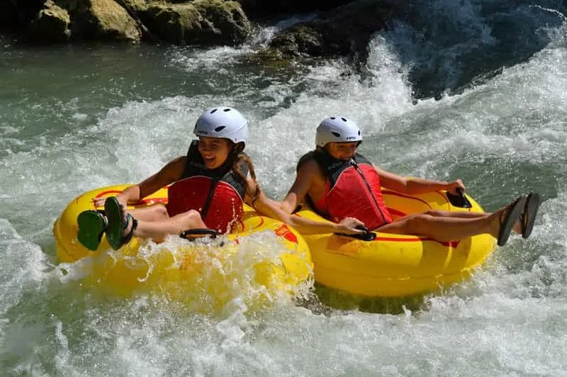 Montego Bay: Jungle River Tubing and Bamboo Beach Club Excursion